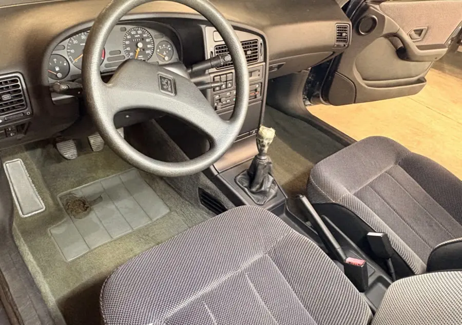 Intérieur d'une berline ancienne après nettoyage par Gab'Auto