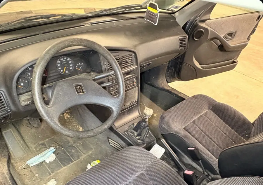 Intérieur d'une berline ancienne avant nettoyage