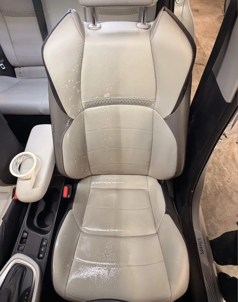 Siège cuir de Toyota Yaris à moitié nettoyé : la différence avant / après au milieu